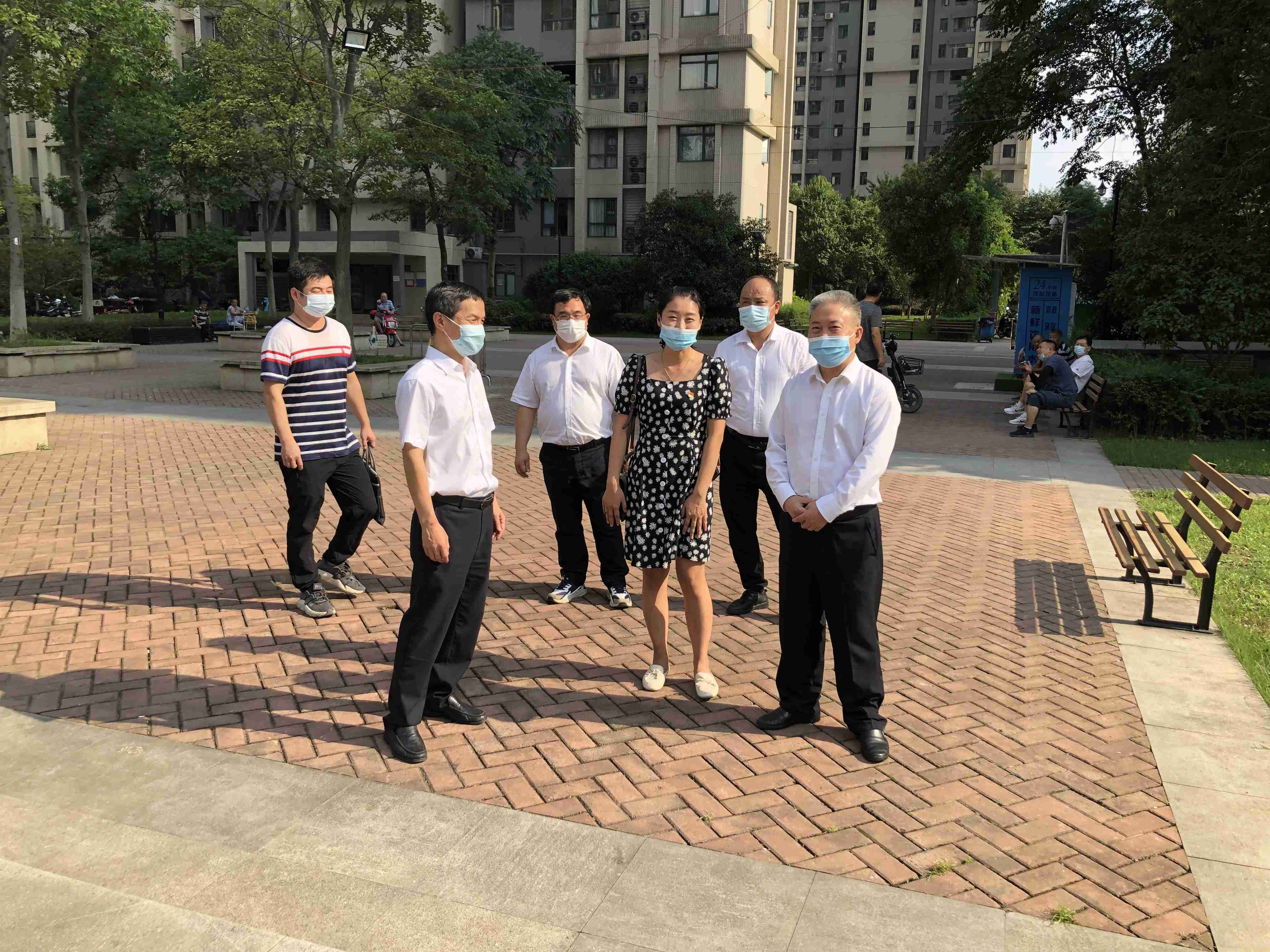 城建集團(tuán)黨委委員、紀(jì)委書記楊杰在社區(qū)檢查修復(fù)工作.jpg